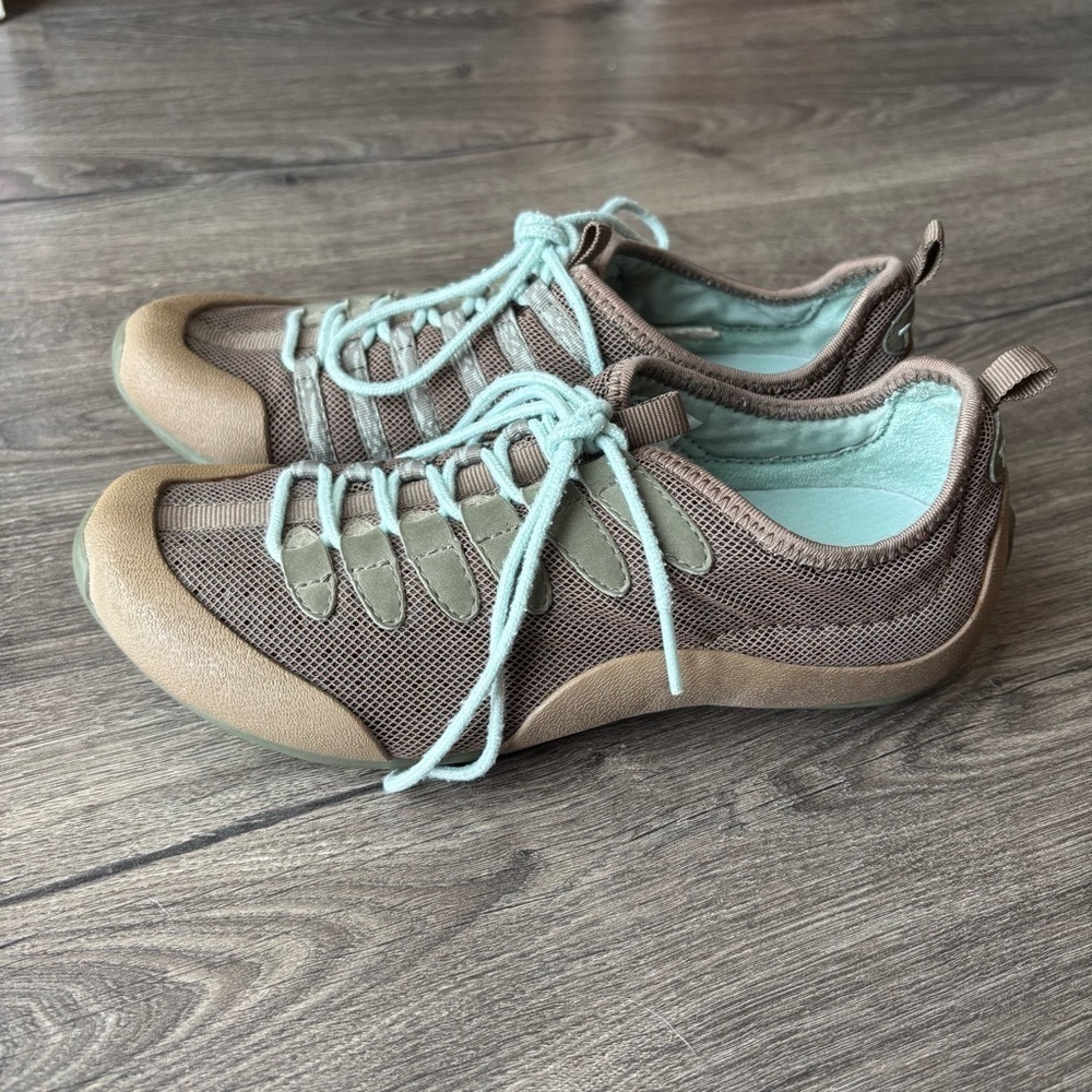 Tsubo Low Top Athletic Sneakers size 6/36